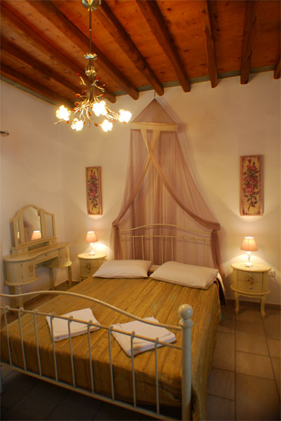 The apartments Poulati in Artemonas