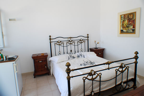 The rooms Thea near the central square of Artemonas