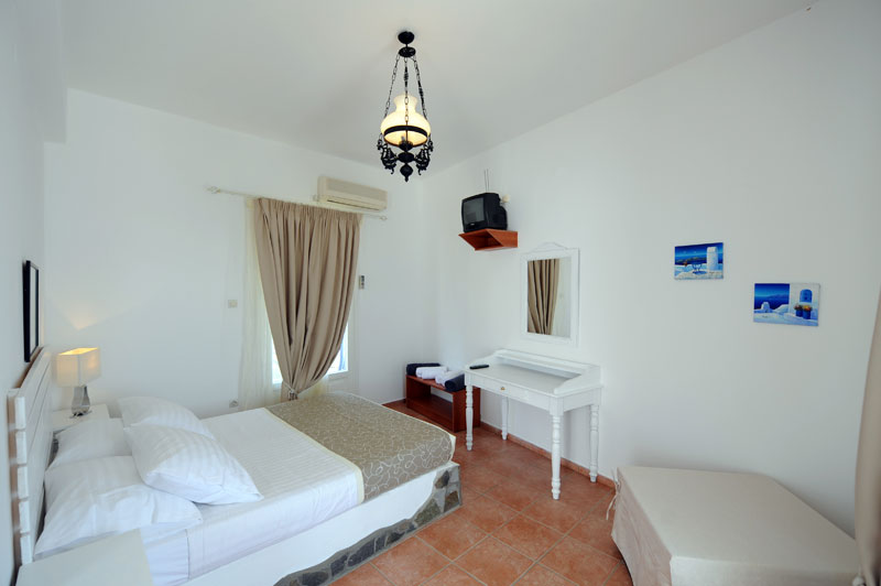 Notos accommodation in Platis Gialos, right on the beach