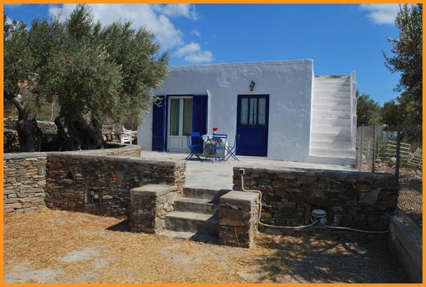 The independent apartment of Makis studios at the village of Platis Gialos