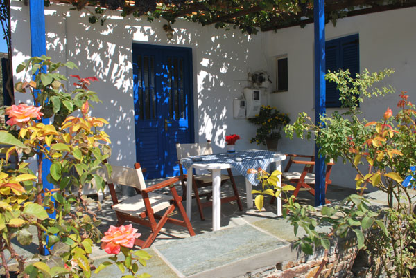 Makis studios at the village of Platis Gialos