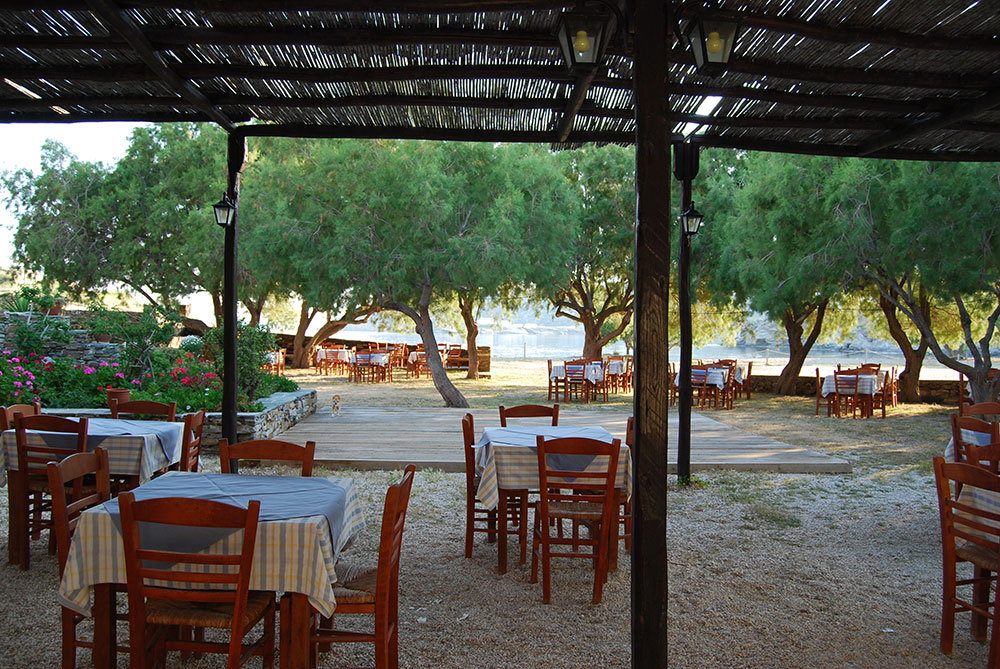 The restaurant grillhouse Giorgos-Dimitris in Fassolou beach of Faros