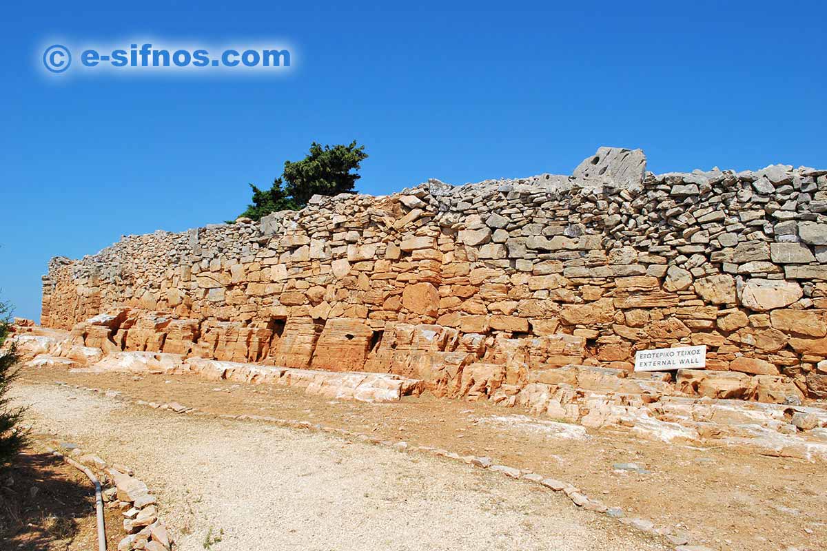 Den yttre muren vid det mykenska citadellet Agios Andreas på Sifnos