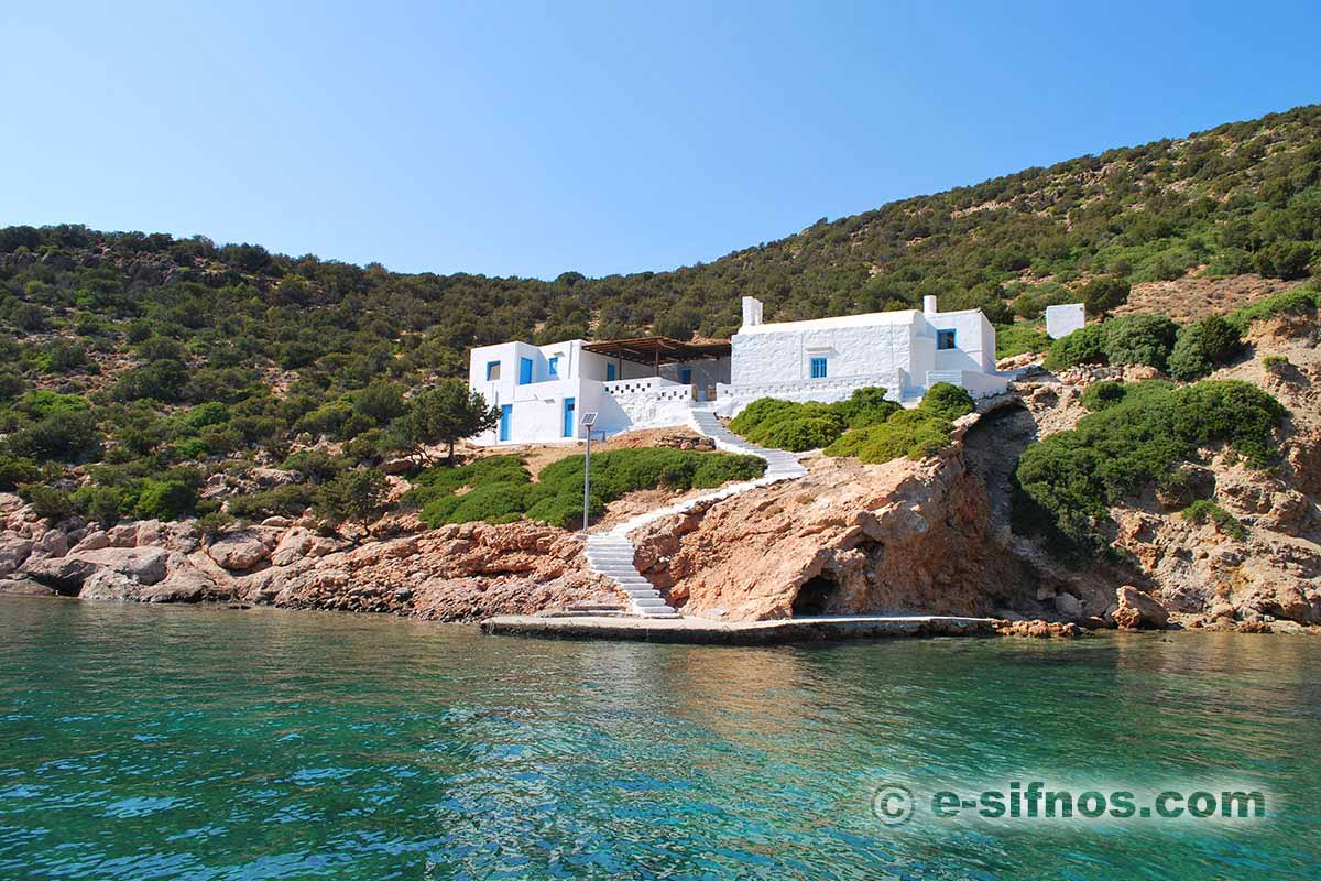 Kapellet Agios Georgios Kontos i Fikiada-bukten