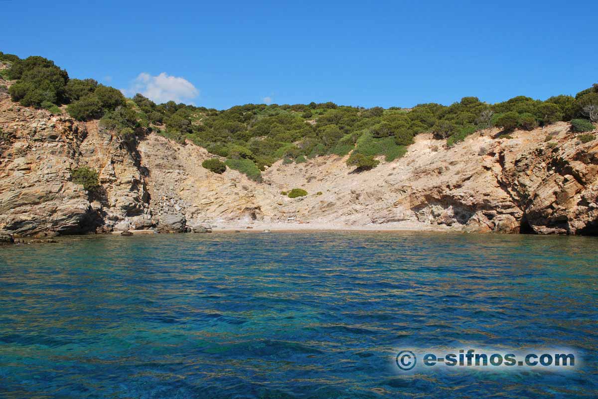 En liten strand i Fikiada-bukten på Sifnos