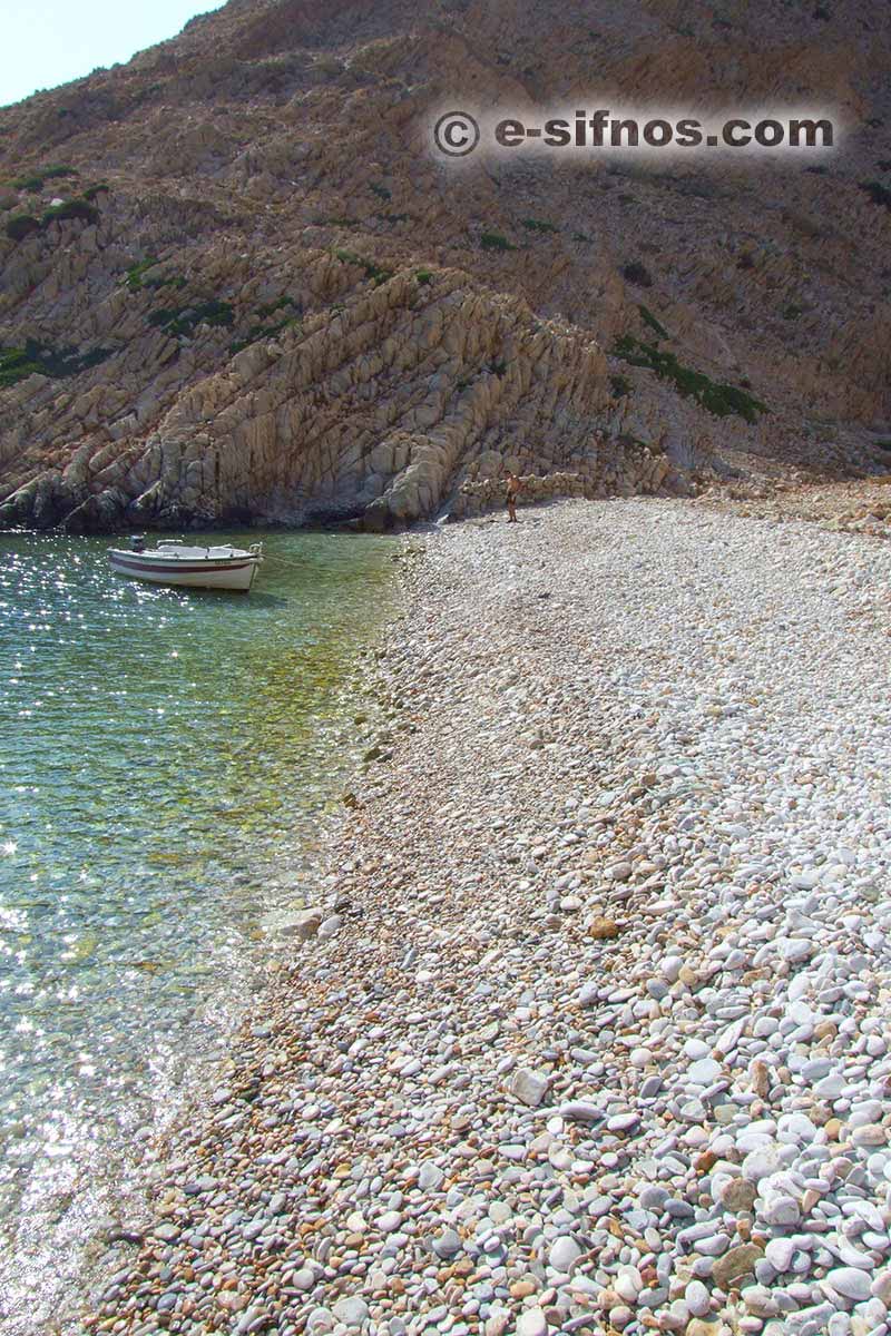 Småstensstranden Gialoudia på Sifnos