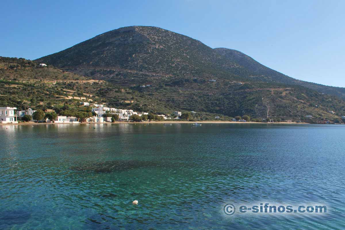 Den centrala stranden i Vathi på Sifnos, sedd från havet