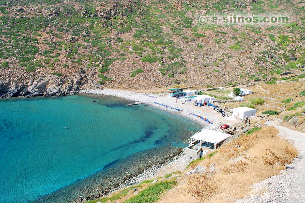 Panoramavy över stranden Vroulidia på Sifnos