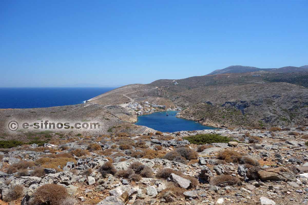 Den väl skyddade bukten i Cheronissos på Sifnos