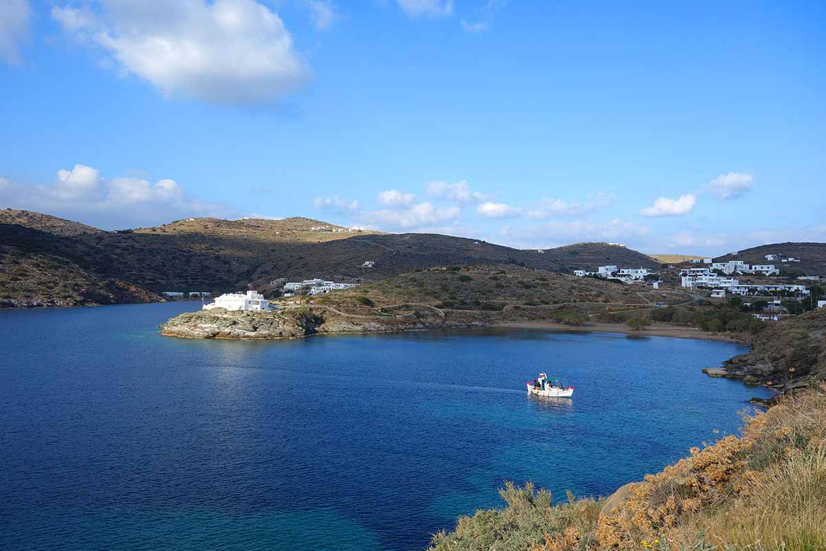 Fassolou-stranden och en traditionell fiskebåt