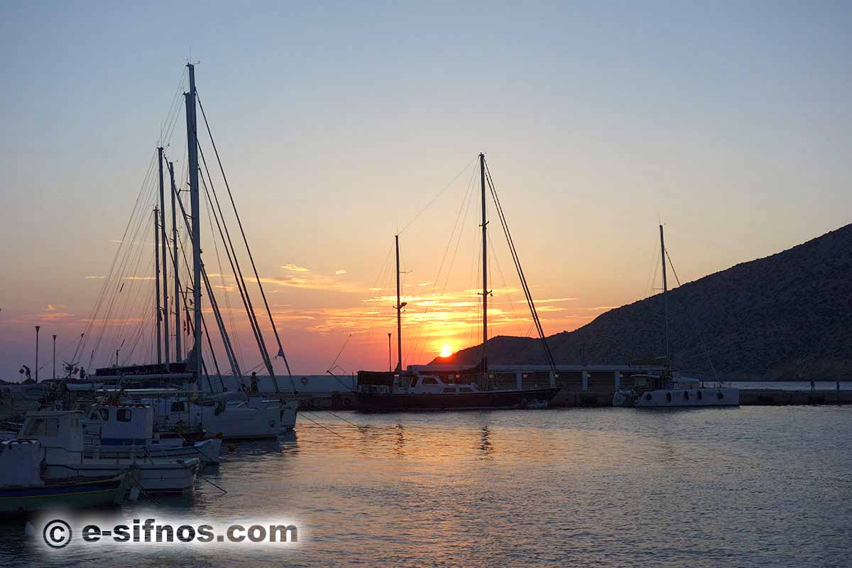 Segelbåtar i hamnen i Sifnos vid solnedgången