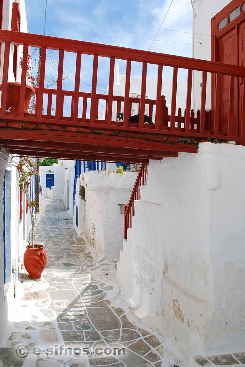 En röd balkong i byn Kastro på Sifnos