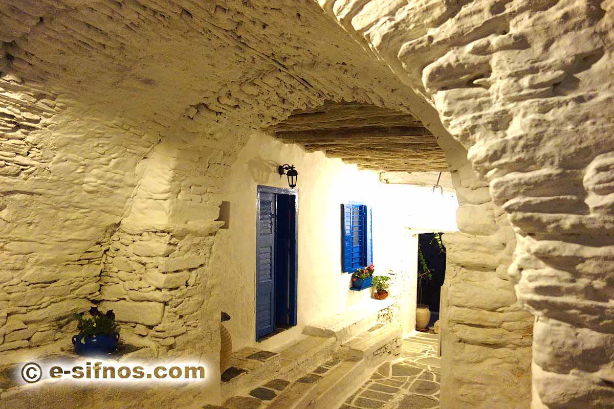 Valvgång - loggia i Kastro på Sifnos