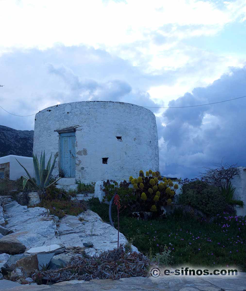 Gammal väderkvarn i Katavati på Sifnos