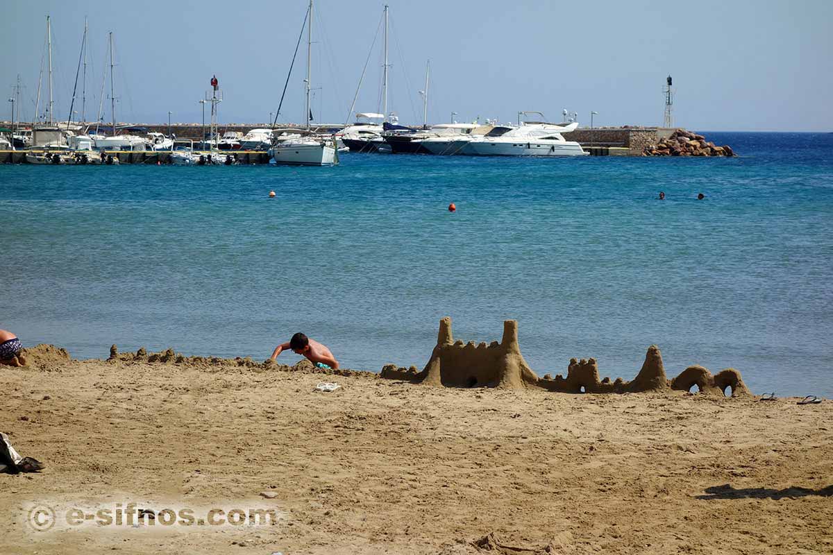 Den sandiga stranden i Platis Gialos
