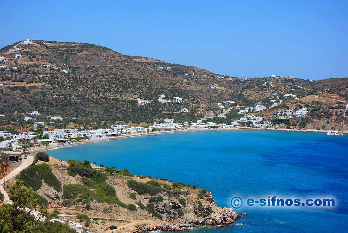 Panoramavy över Platis Gialos-bukten