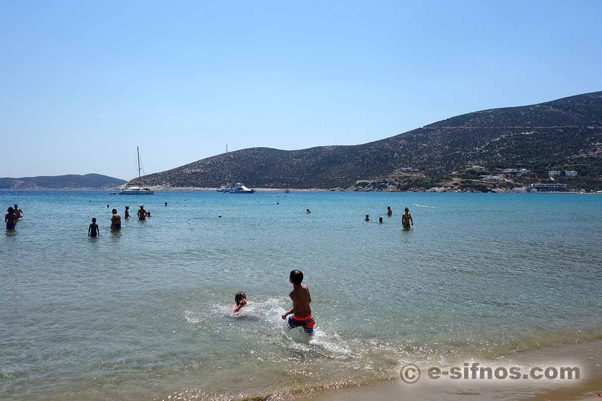 Den sandiga stranden i Platis Gialos