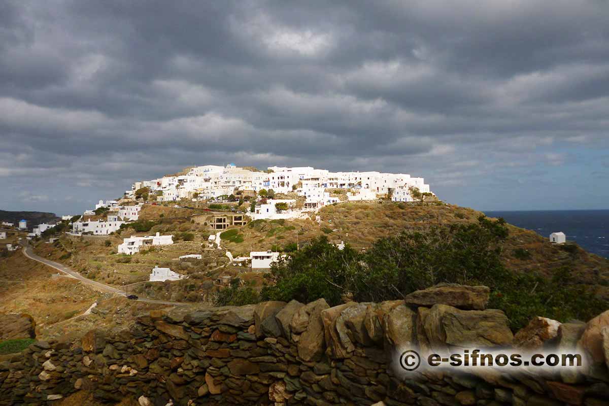 Tunga moln över byn Kastro på Sifnos