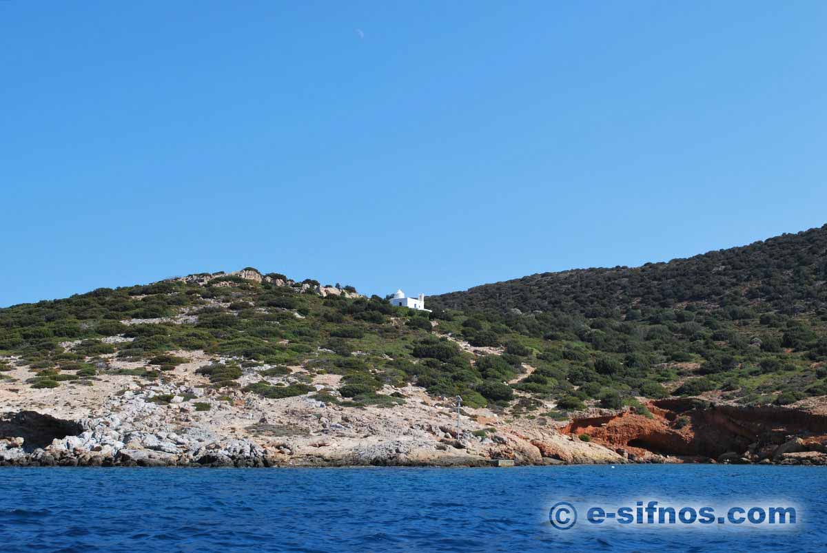 Den lilla ön Kitriani på Sifnos södra sida