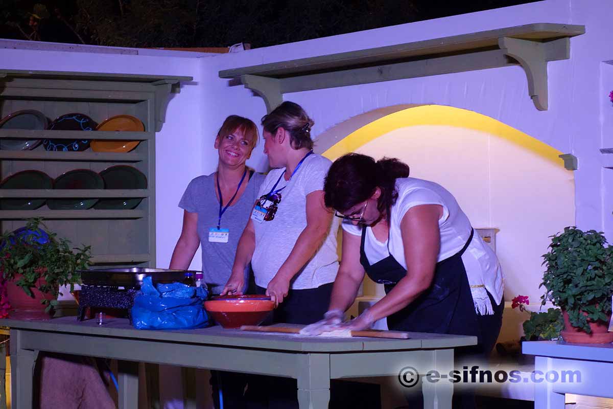Presentation av ett traditionellt recept från Syros på festivalen för cykladisk gastronomi