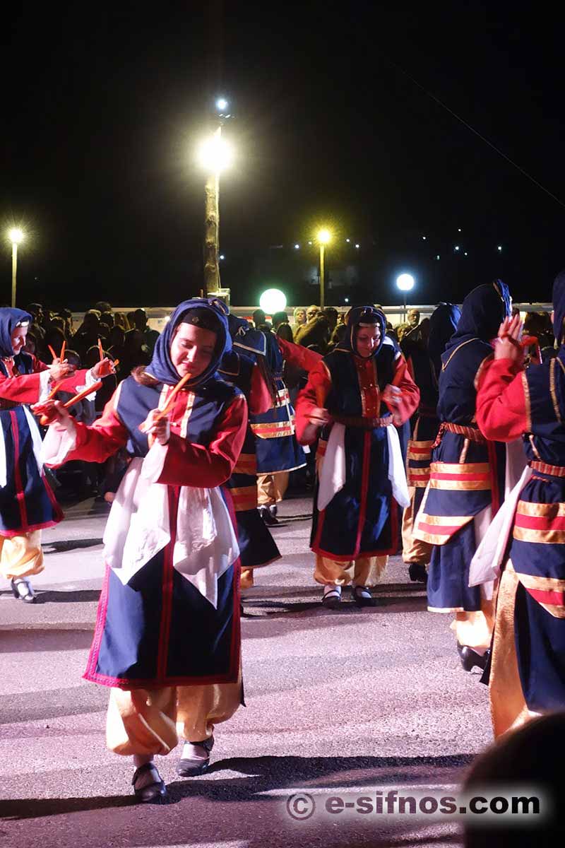 Uppvisning av grekiska folkdanser på festivalen för cykladisk gastronomi