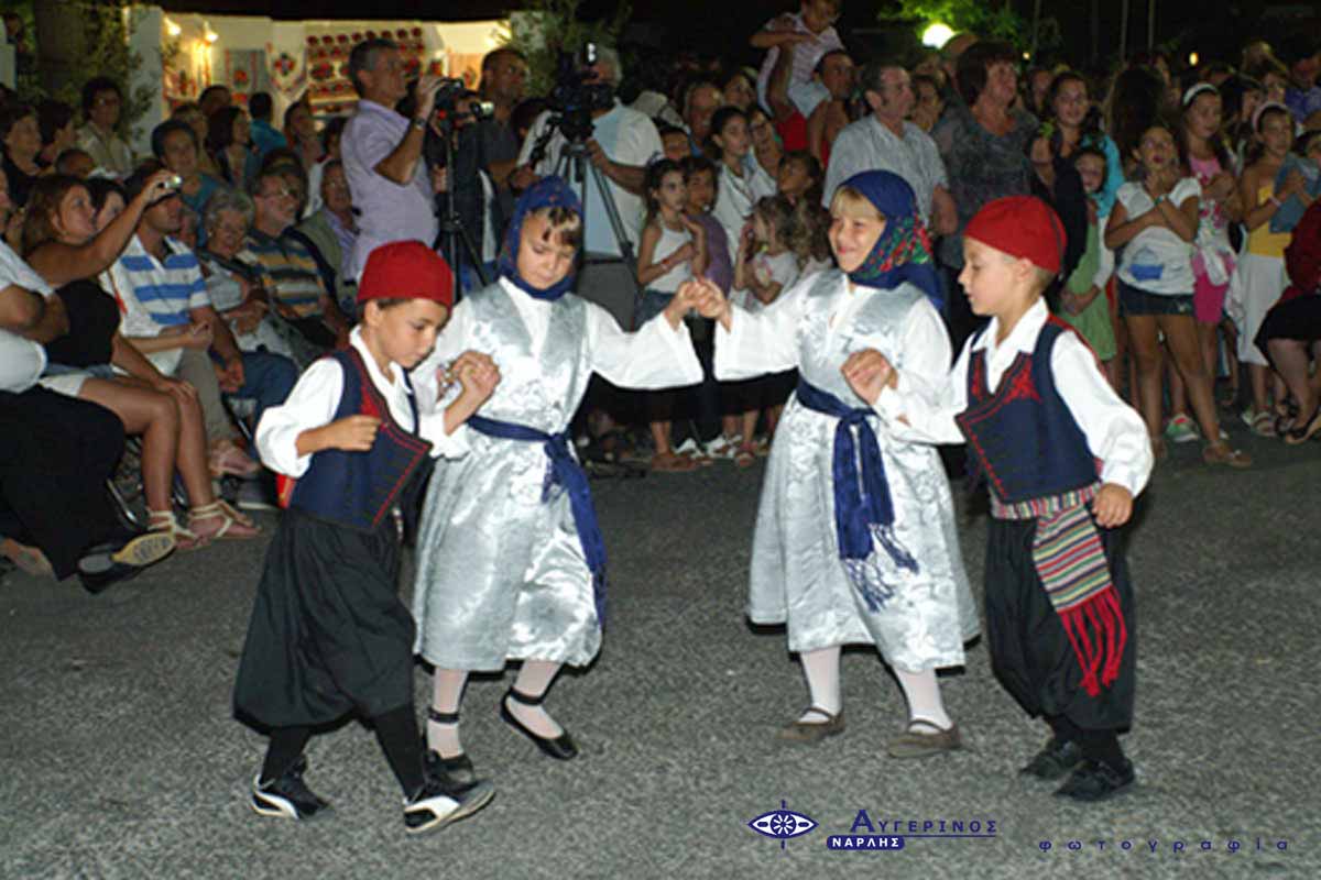 Barn uppträder med grekiska folkdanser på festivalen för cykladisk gastronomi