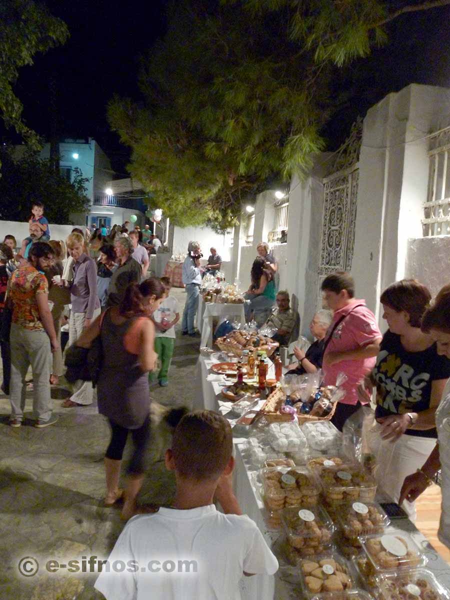 Den lilla marknaden i gränden i Artemonas på festivalen för cykladisk gastronomi