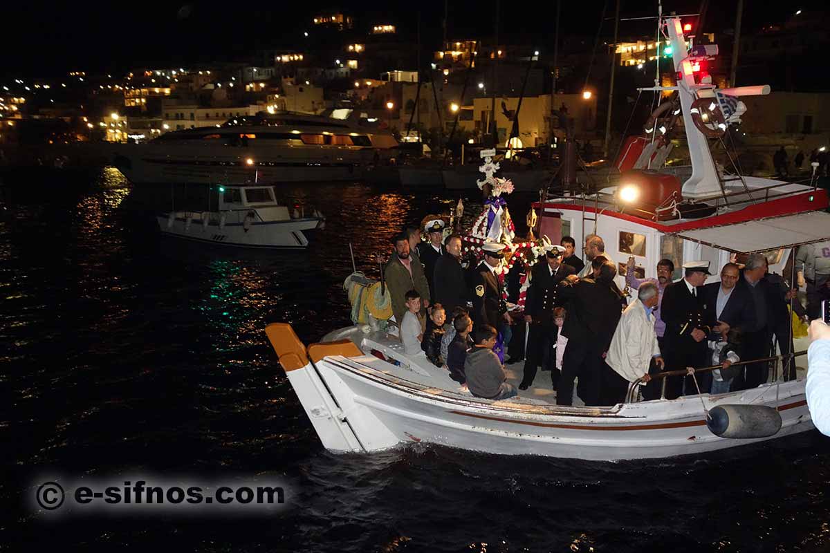 Epitafios-procession i Kamares, Sifnos