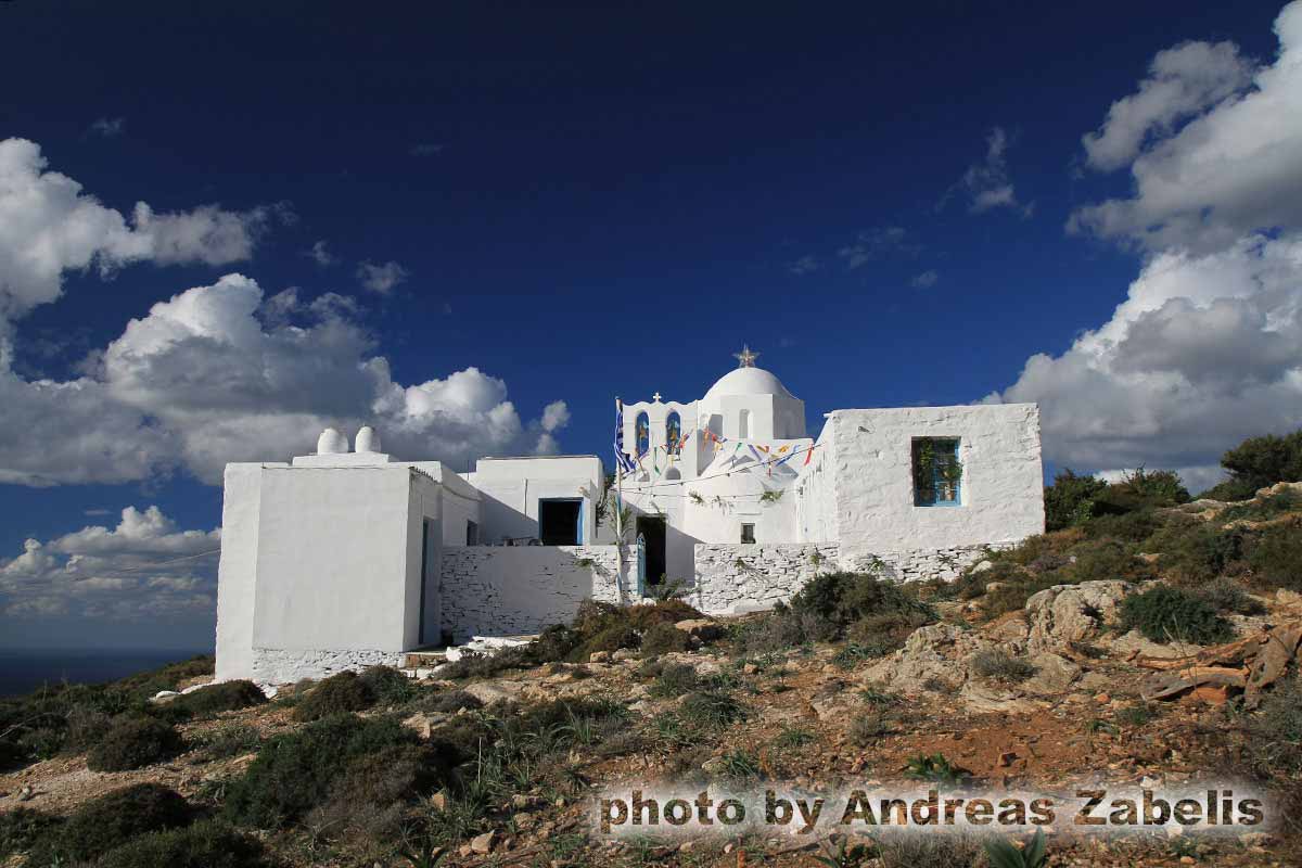 Kapellet Agios Nikolaos t’Aerina på Sifnos, smyckat för fest