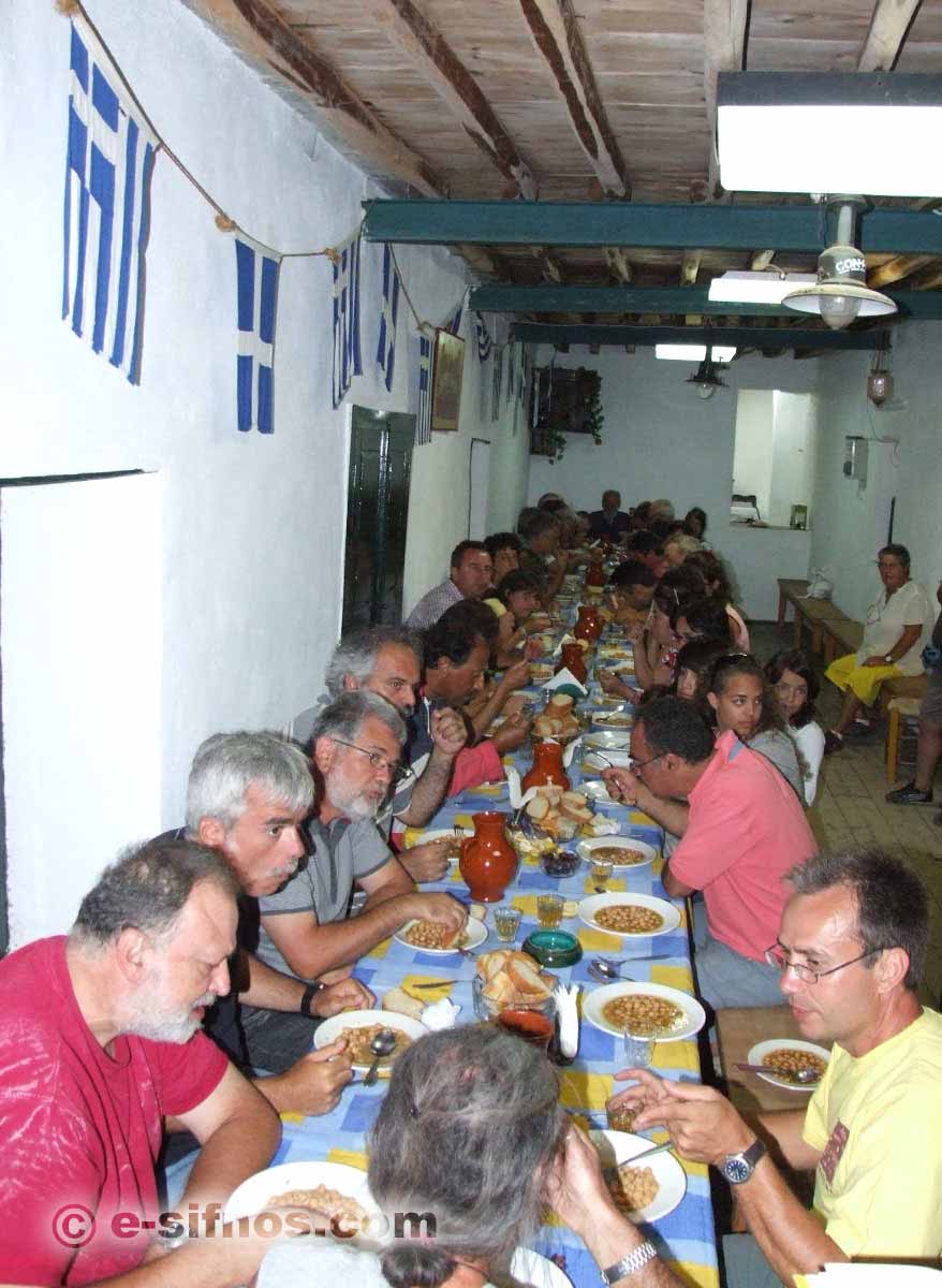 Gäster äter revithada vid Panagia Toso Nero