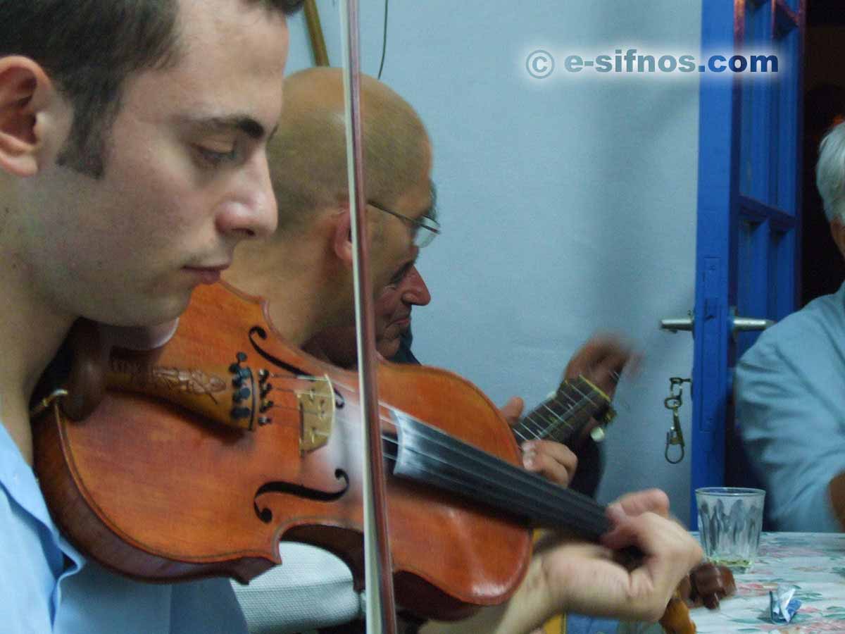 Traditionella musiker vid en fest på Sifnos